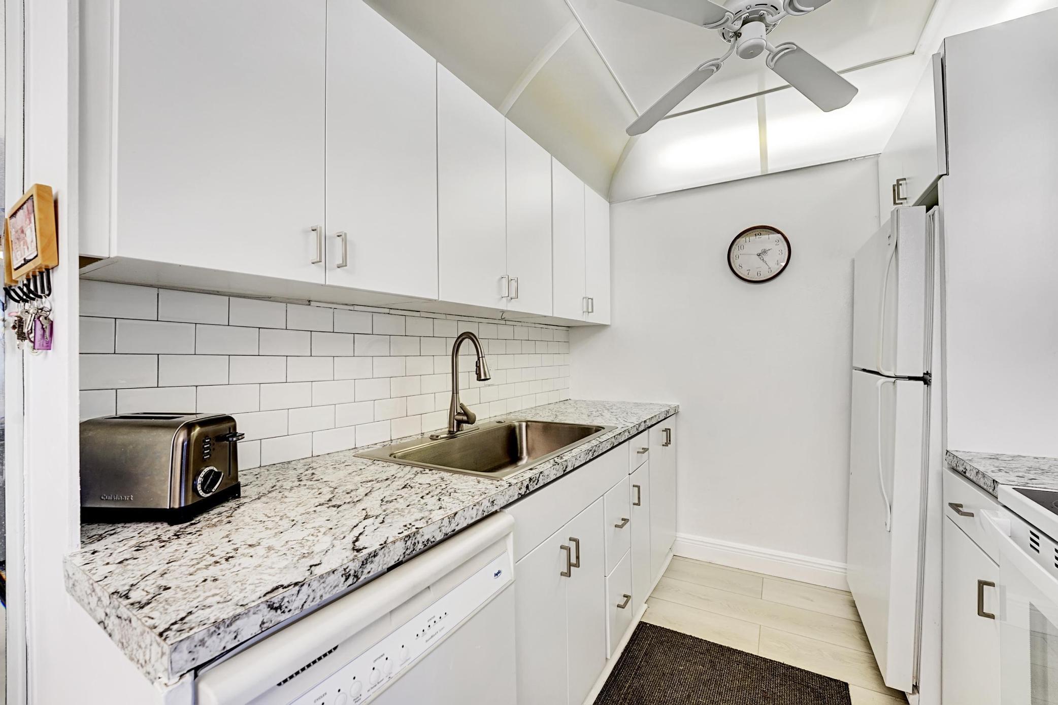 1056 Cambridge C Property Photo 11