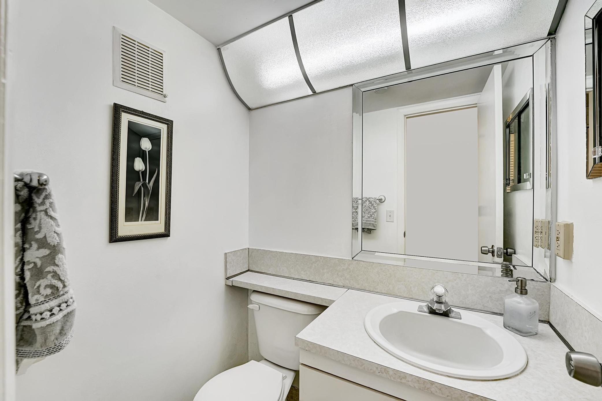 1056 Cambridge C Property Photo 13