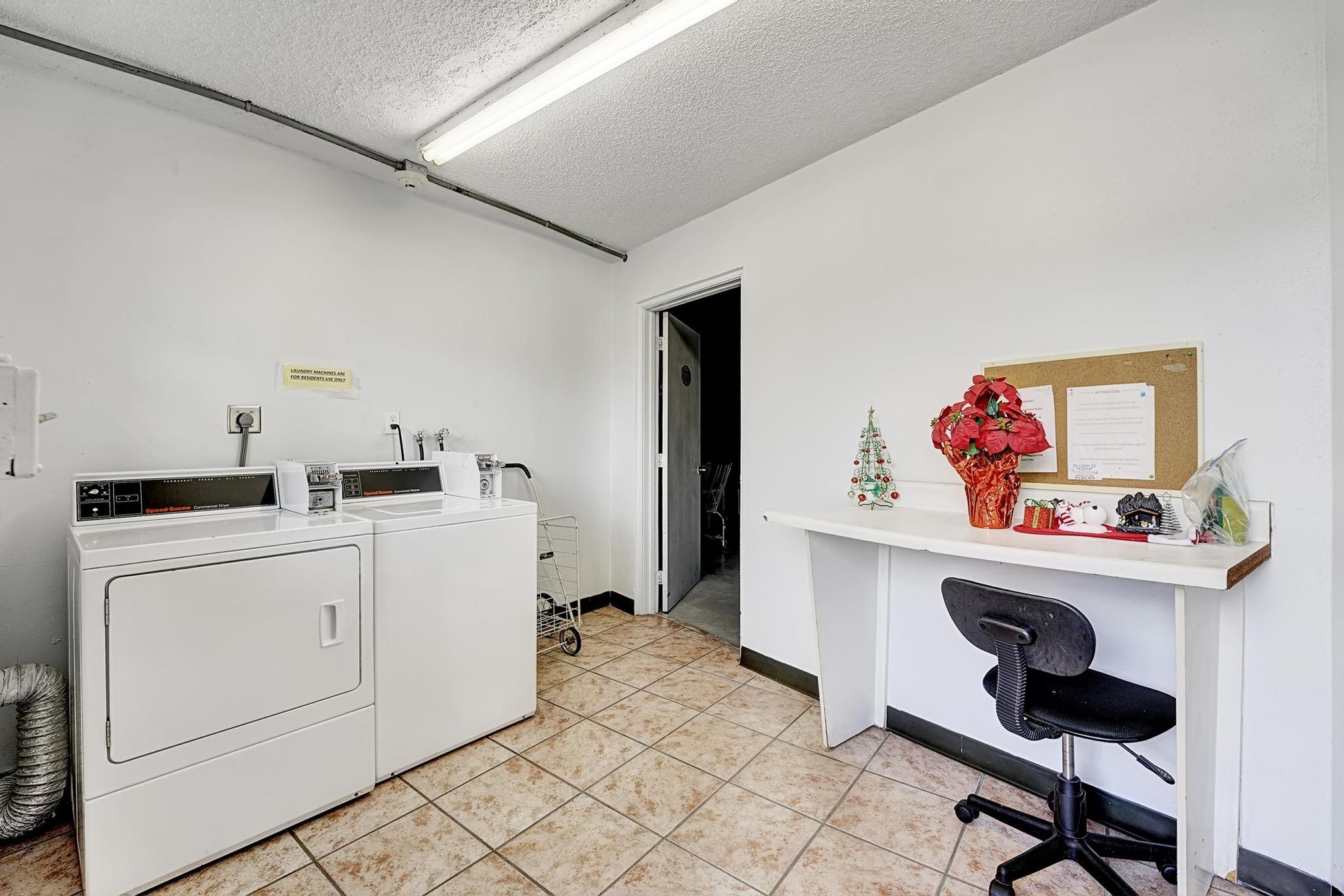 1056 Cambridge C Property Photo 32