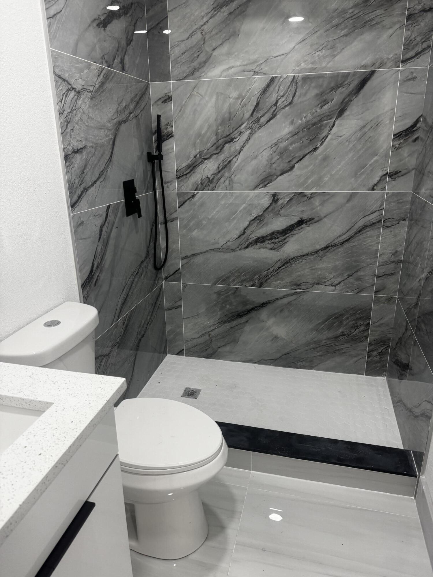 405 N E Street Property Photo 4