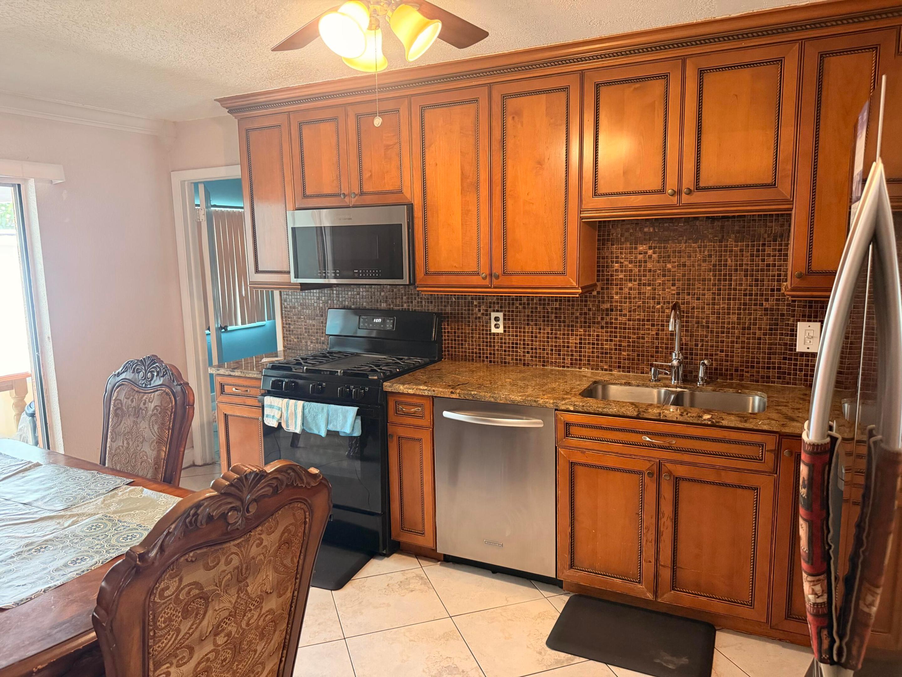 6082 Wauconda Way E Property Photo 6