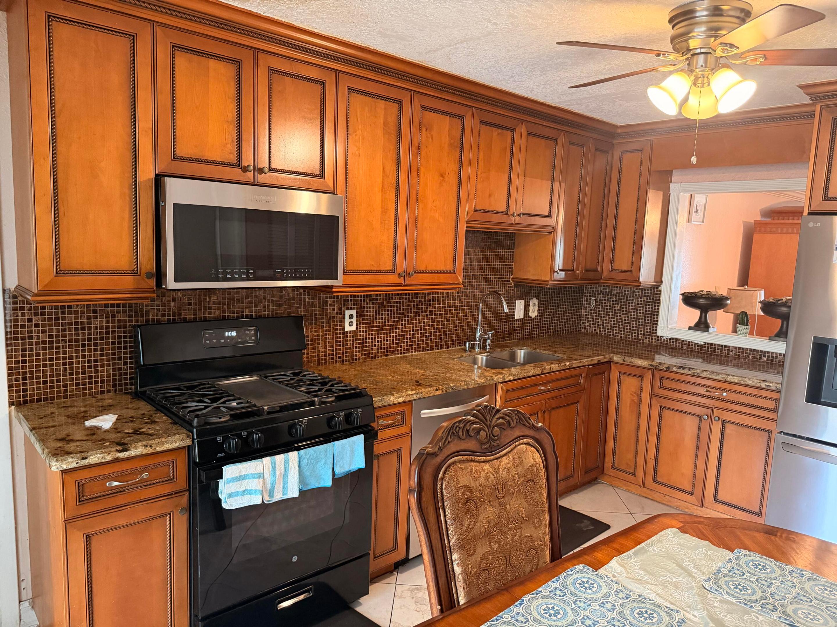 6082 Wauconda Way E Property Photo 7