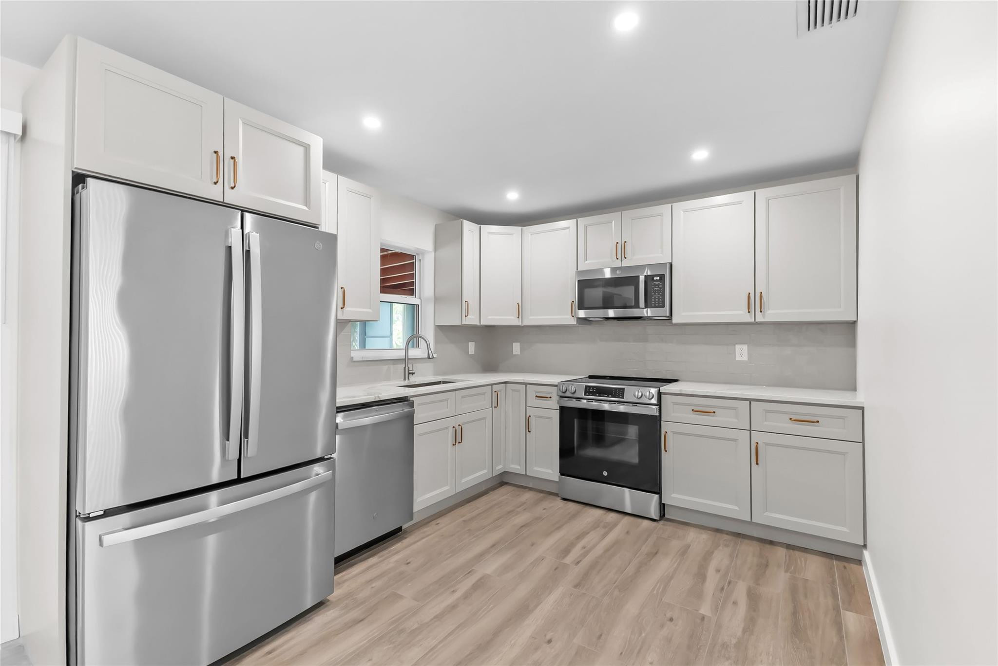 908 Lighthouse Drive Property Photo 4