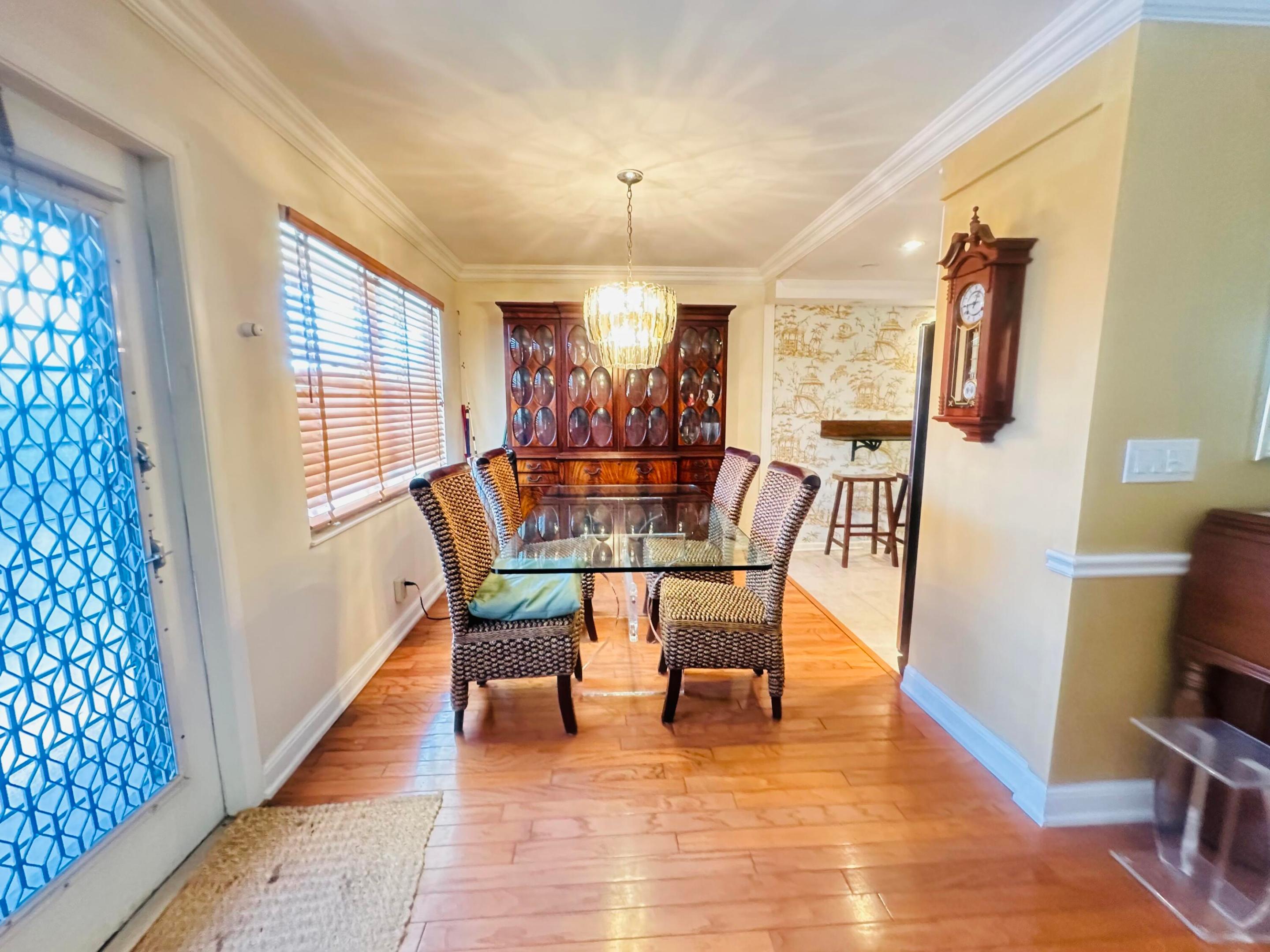 2029 Farnham O Property Photo 6