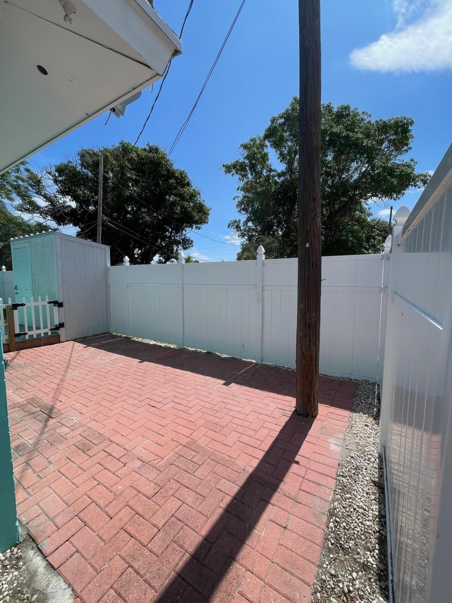 1718 Mercer Avenue B Property Photo 5