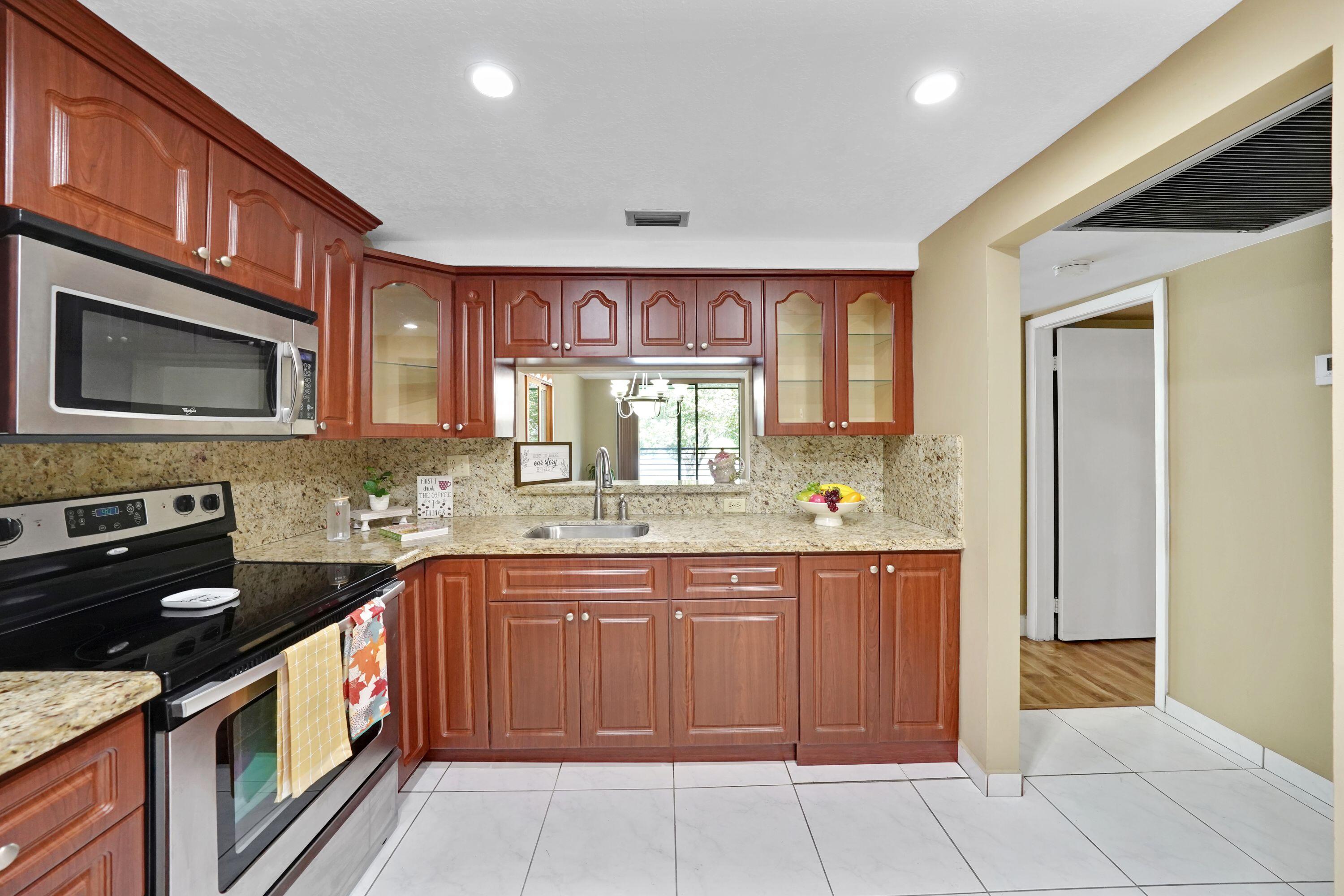 901 Colony Point Circle 207 Property Photo 3