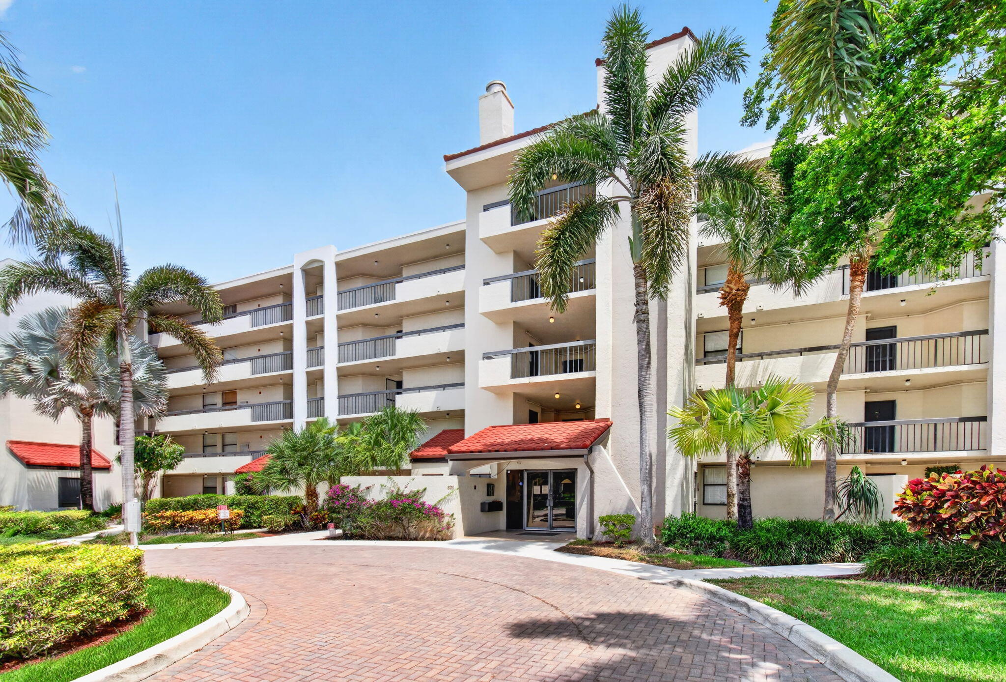 825 Egret Circle 504 Property Photo 1