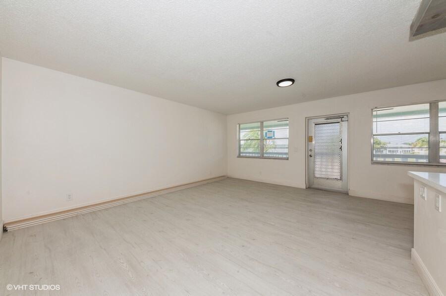 118 Somerset F Property Photo 5