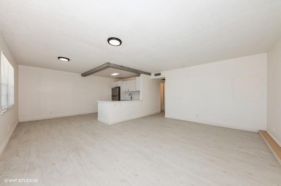 118 Somerset F Property Photo 6