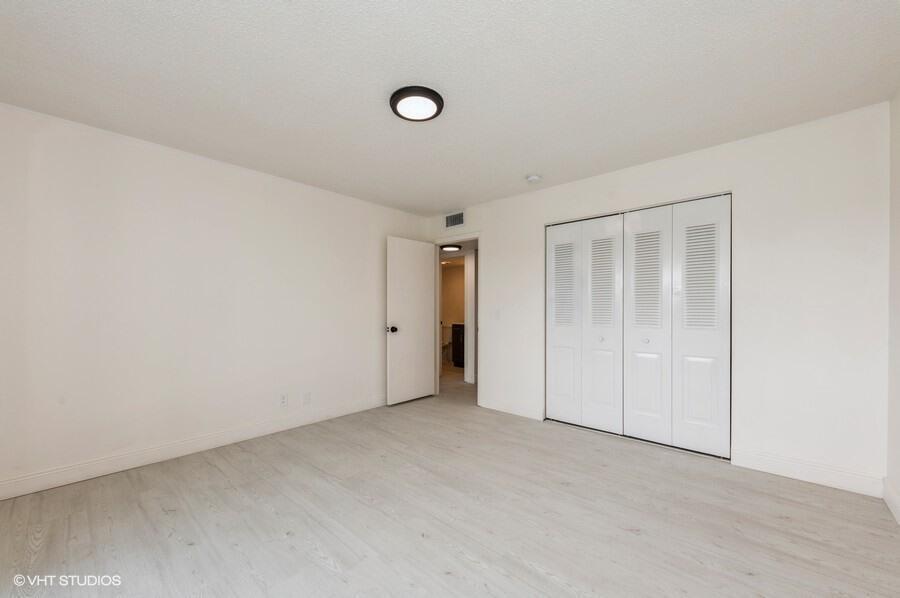 118 Somerset F Property Photo 12