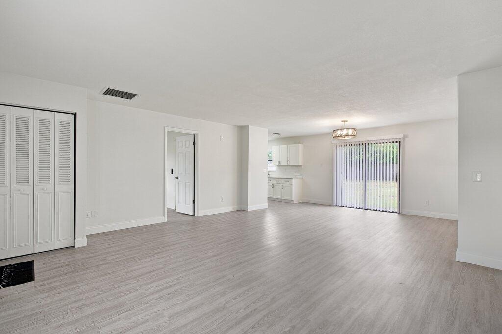 1089 Sw Janar Avenue Property Photo 6