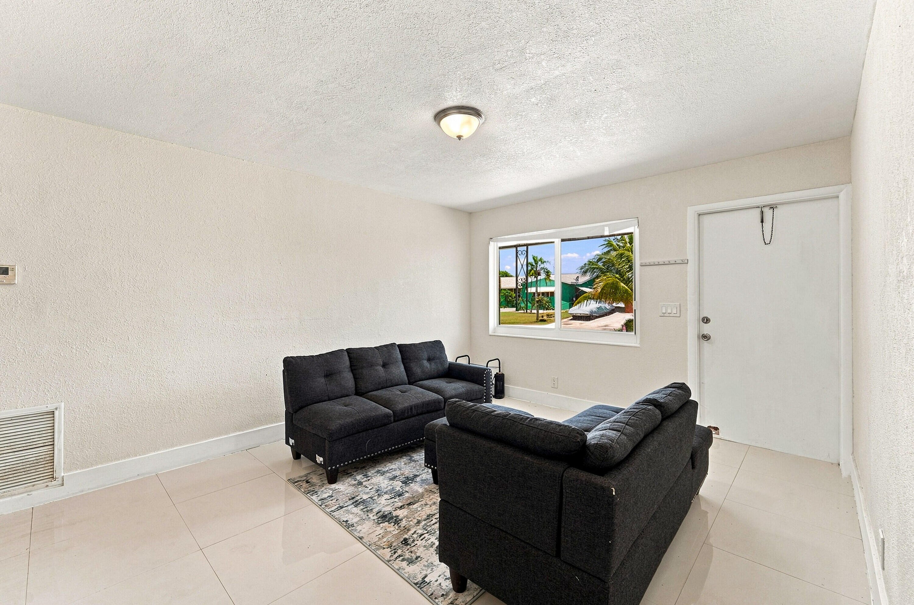 1010 Pinetree Drive Property Photo 2
