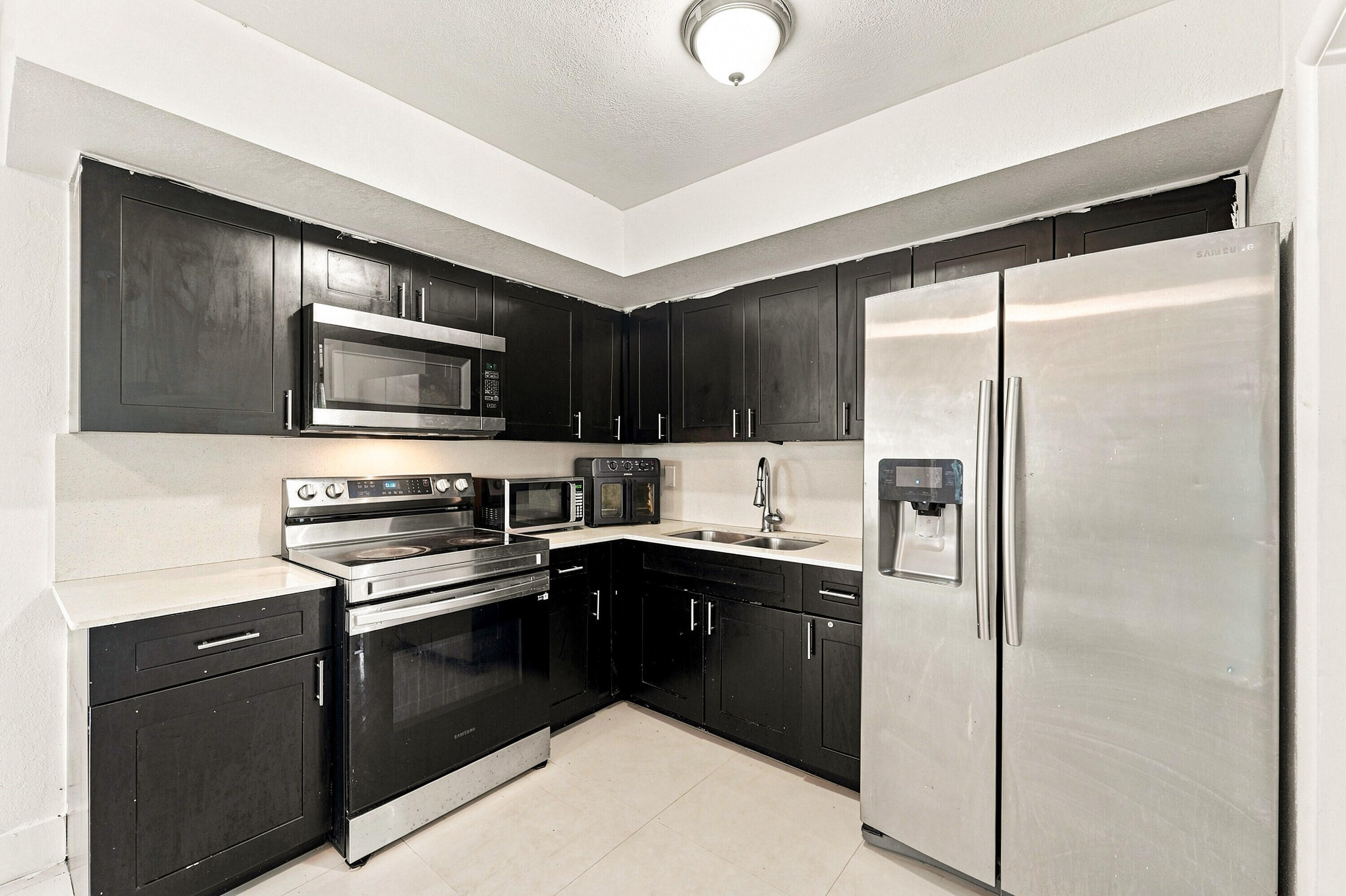 1010 Pinetree Drive Property Photo 4