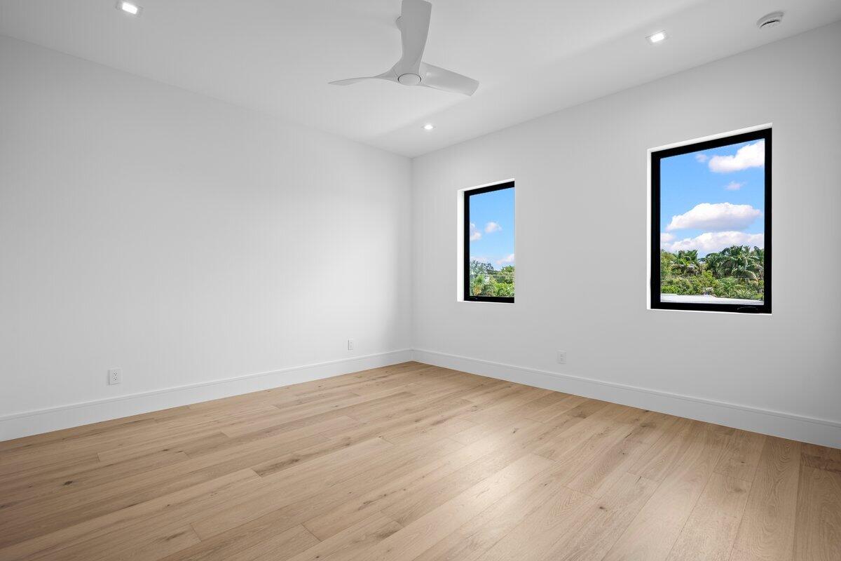 325 W Riverside Drive Property Photo 38