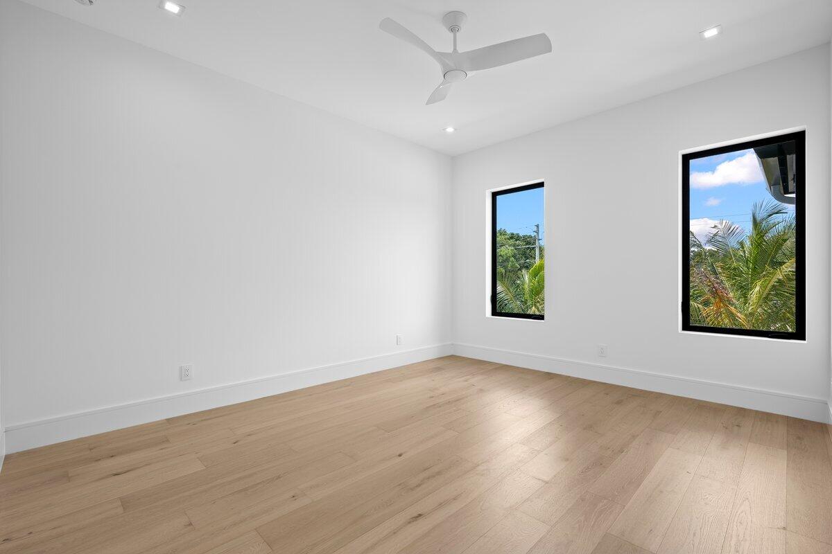 325 W Riverside Drive Property Photo 41