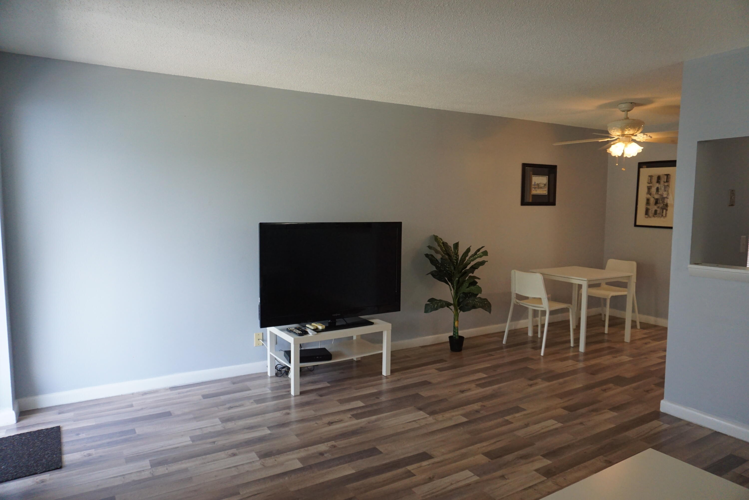 202 Andover H Property Photo 6