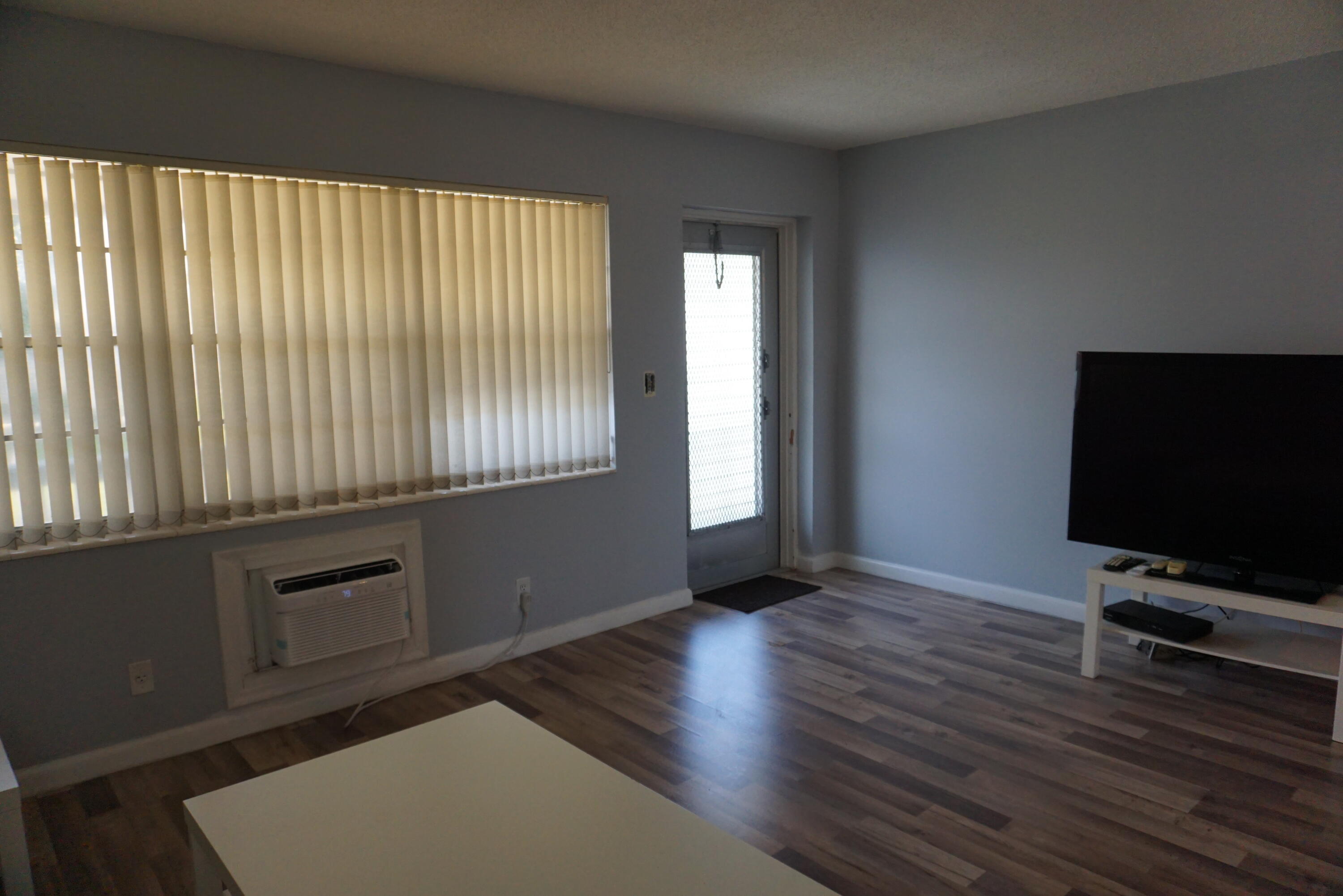 202 Andover H Property Photo 7