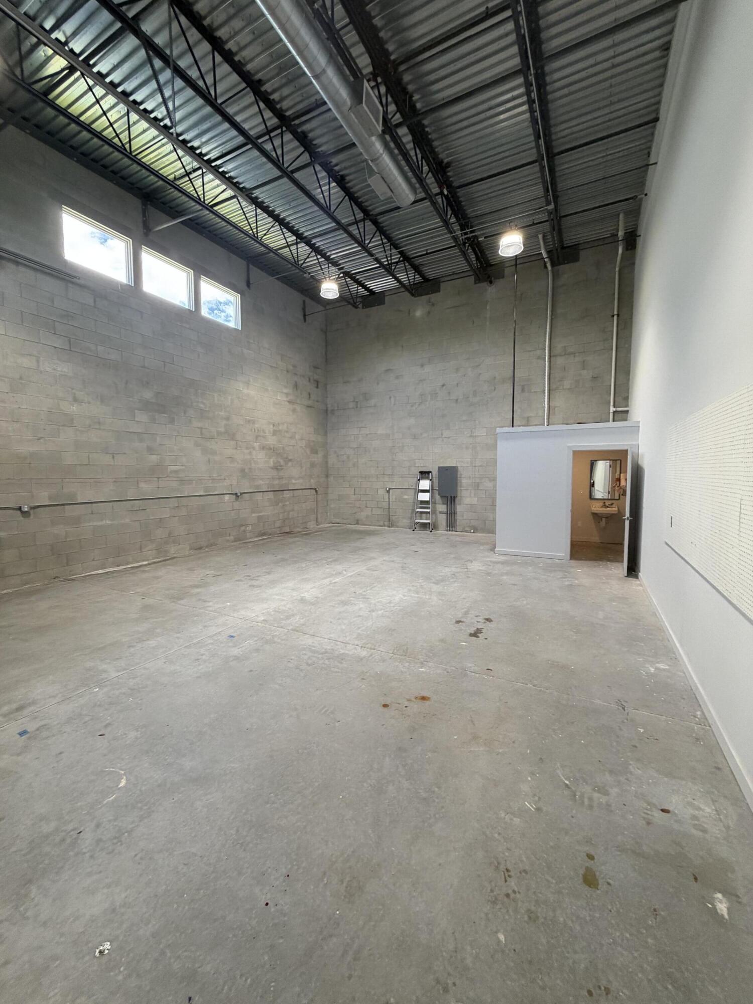 861 Ne Industrial Boulevard 12 Property Photo 6