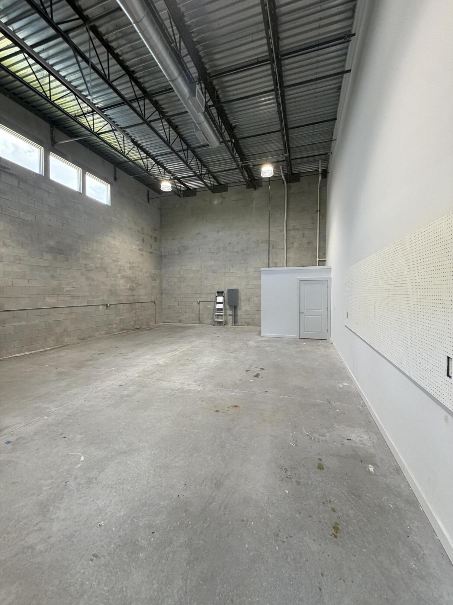 861 Ne Industrial Boulevard 12 Property Photo 10