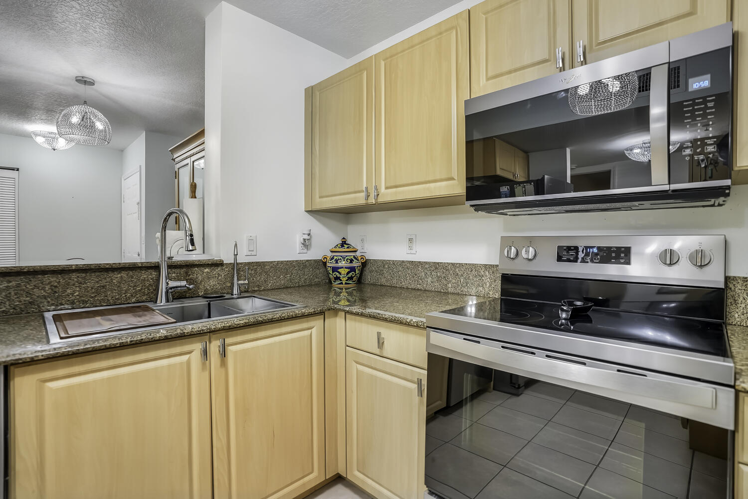 609 E Sheridan Street 208 Property Photo 15