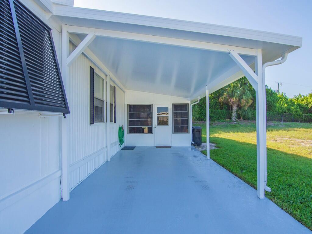 385 Ne Jade Circle Property Photo 3
