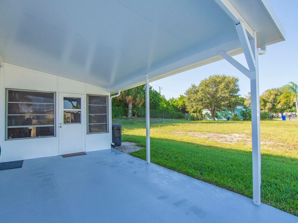 385 Ne Jade Circle Property Photo 4