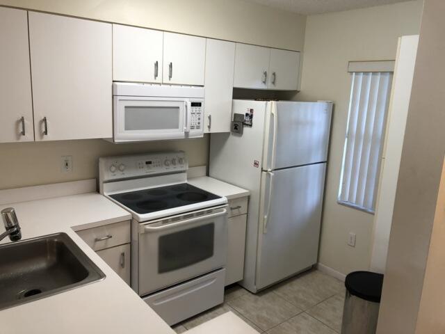 2236 N Cypress Bend Drive 106 Property Photo 4