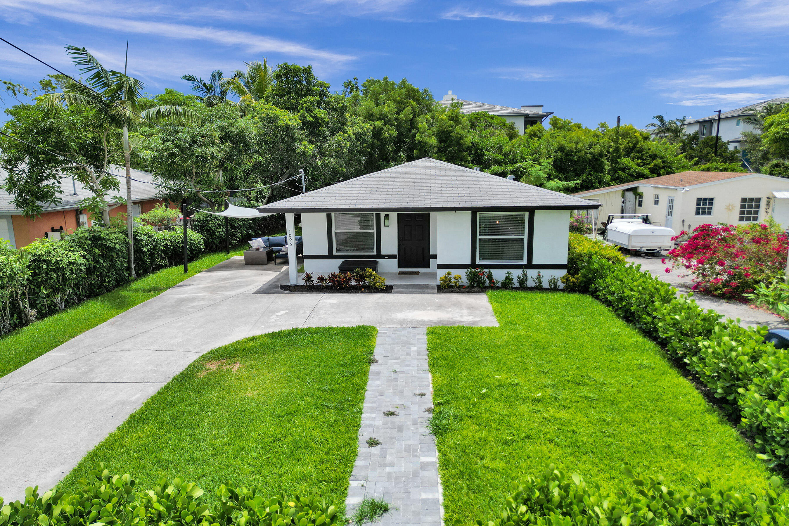 1095 MIAMI Boulevard Property Photo 1