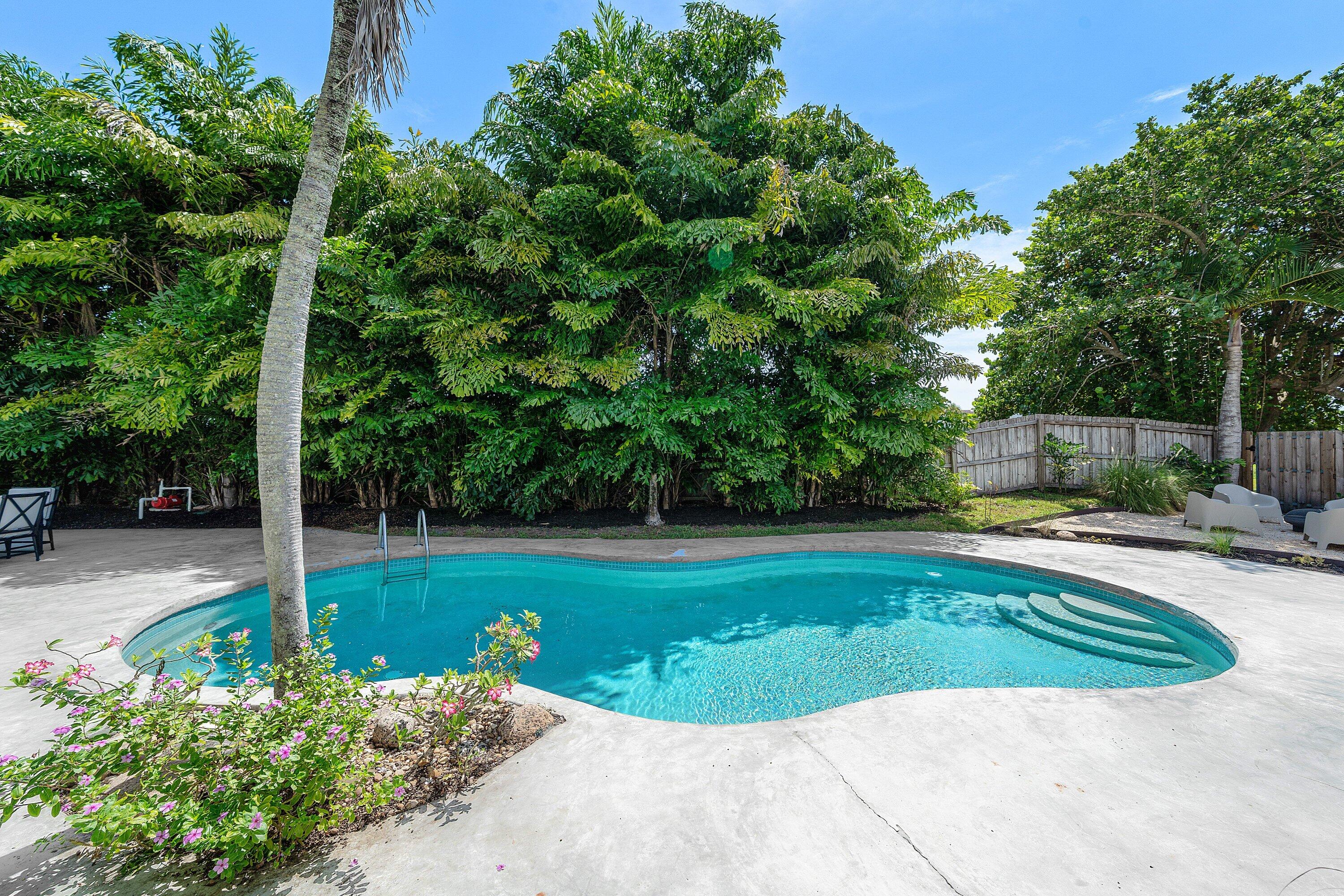 2815 Hampton Circle E Property Photo 5