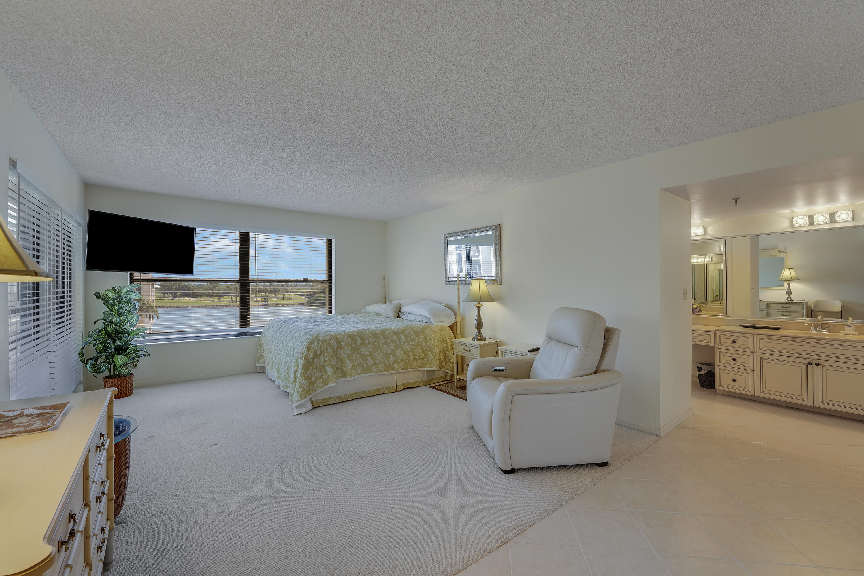 372 Golfview Road 403 Property Photo 6
