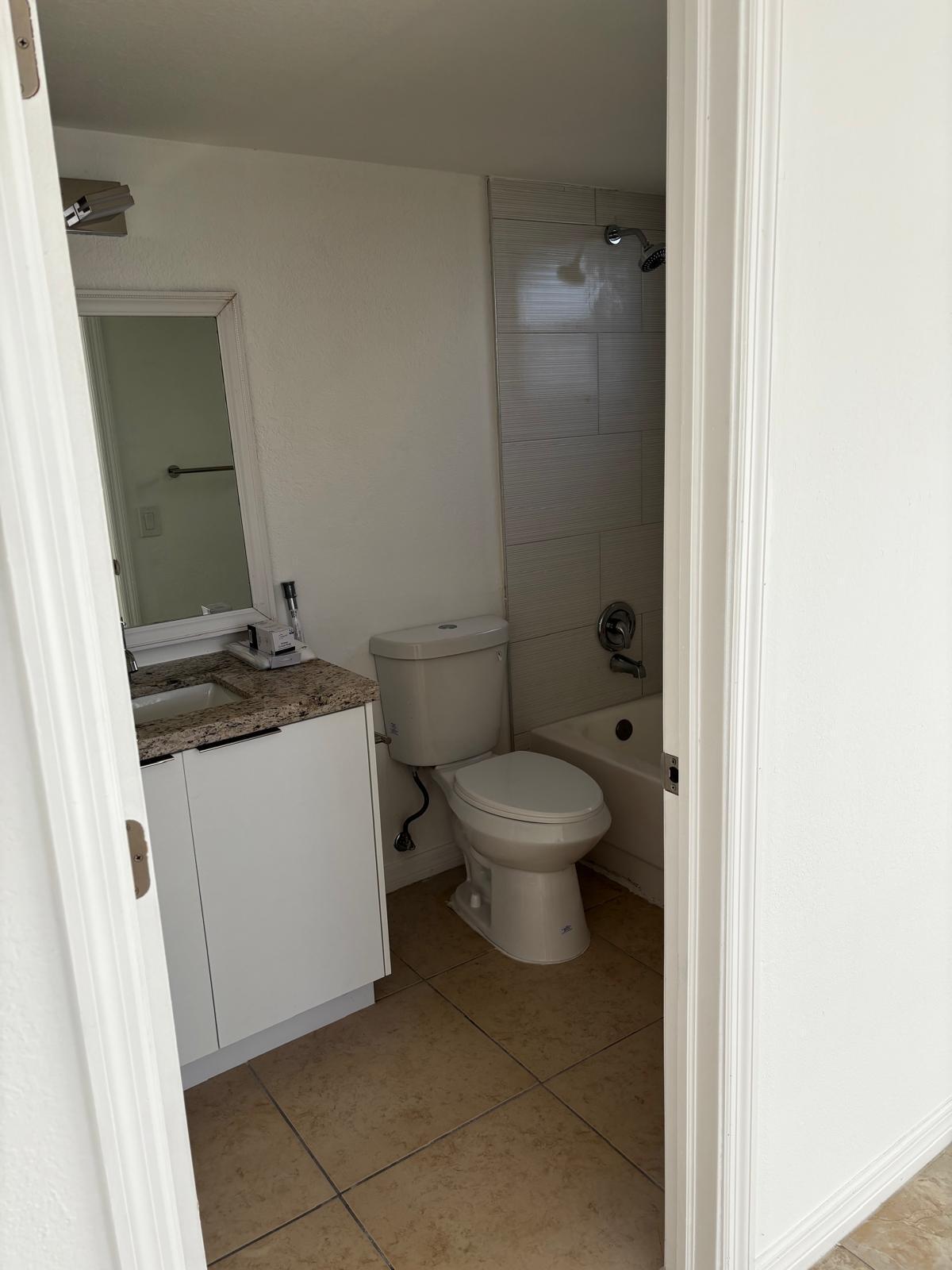 1515 Lake Crystal Drive B Property Photo 8