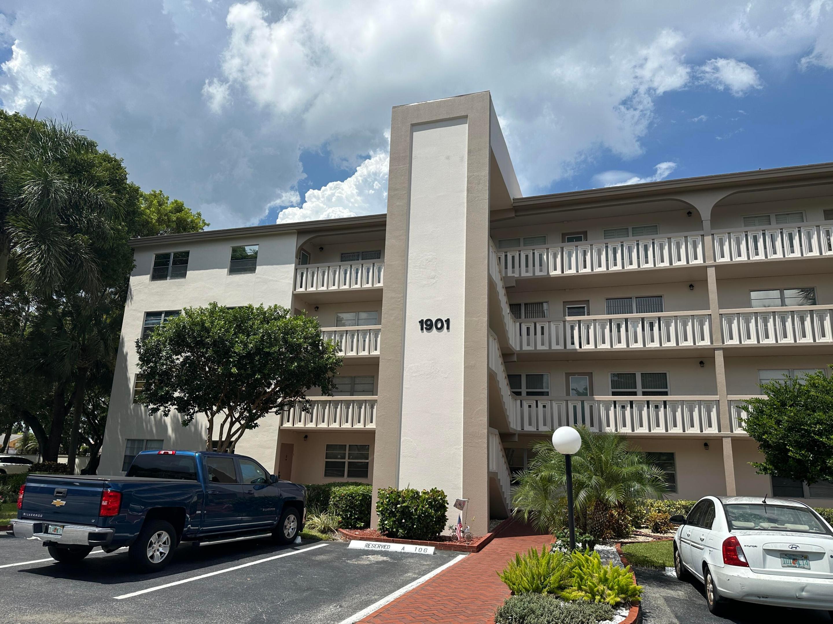 1901 Bermuda Circle B1 Property Photo 2