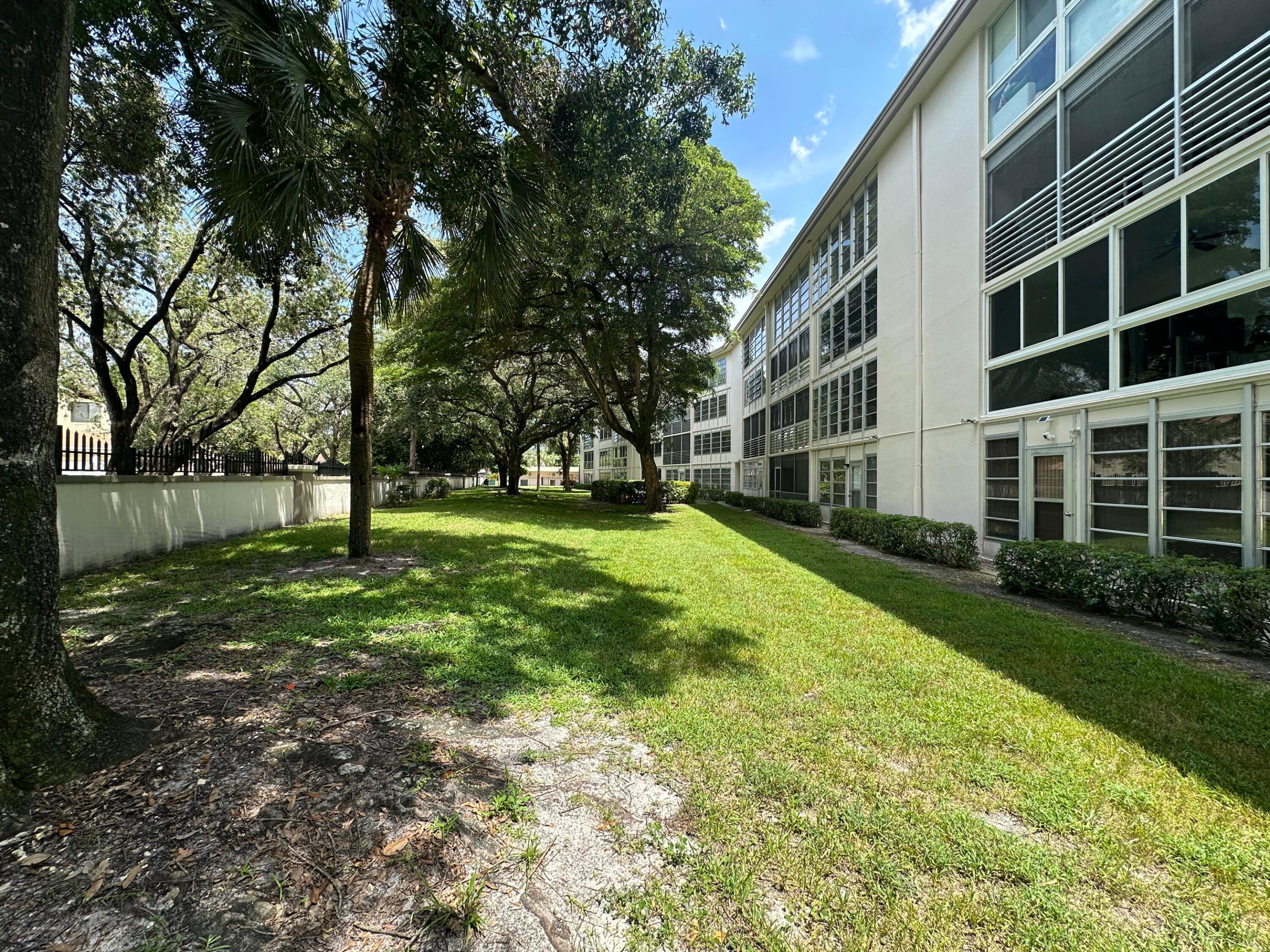 1901 Bermuda Circle B1 Property Photo 22