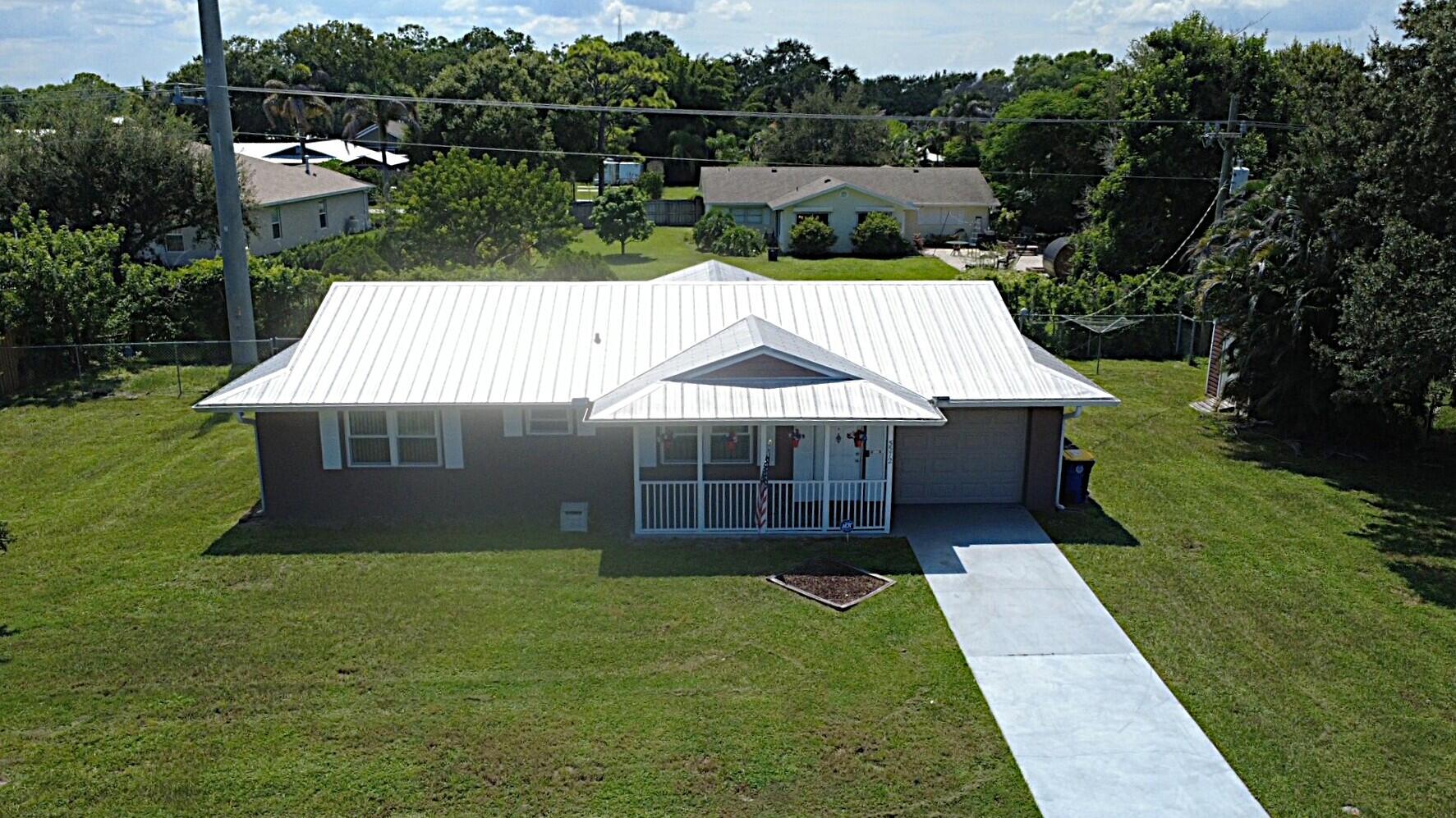 5572 SE CABLE Drive Property Photo 1