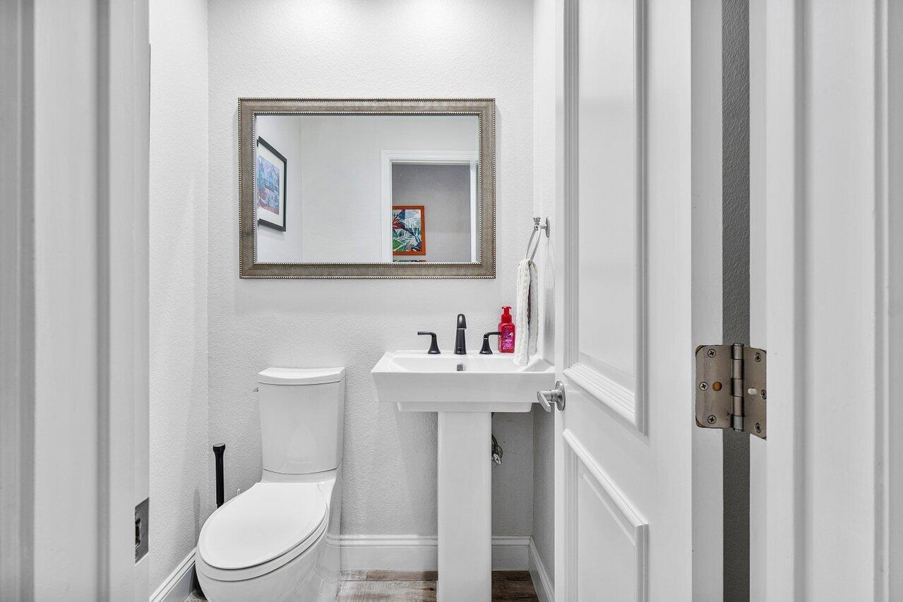 3815 S Lake Drive Property Photo 10
