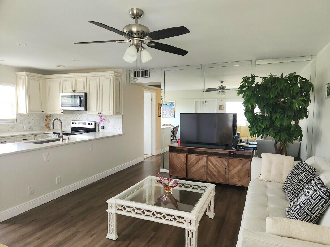 158 Preston Way Property Photo 3