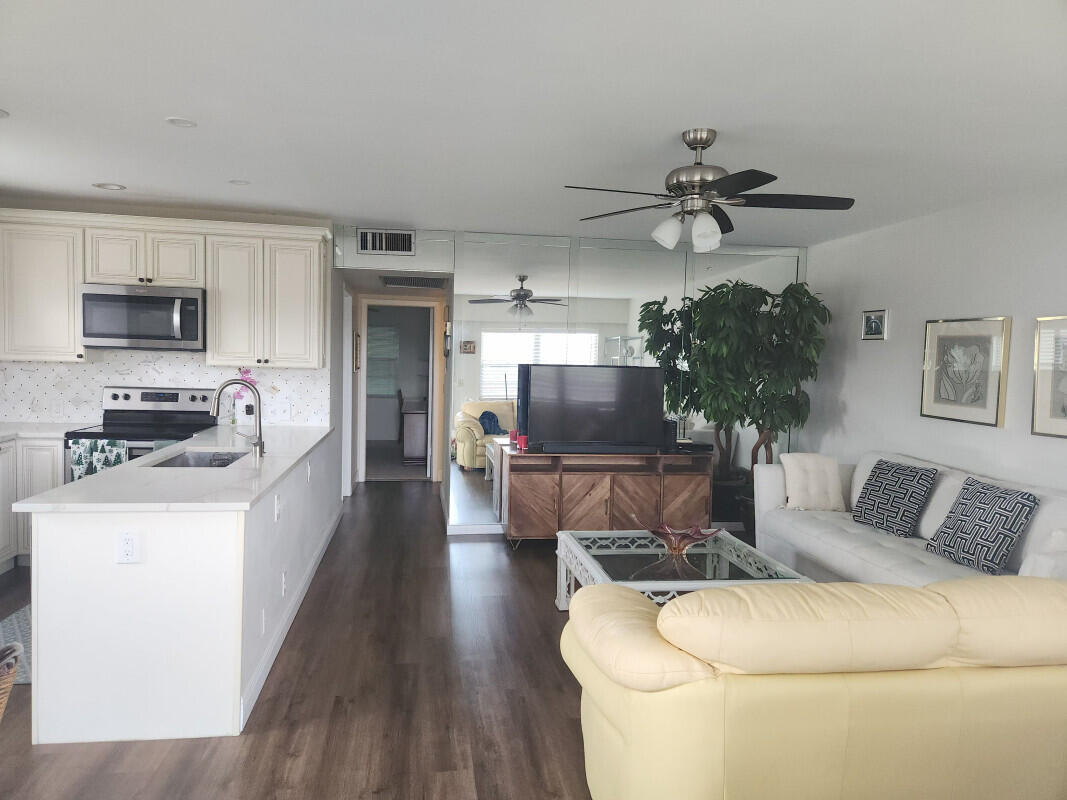 158 Preston Way Property Photo 4