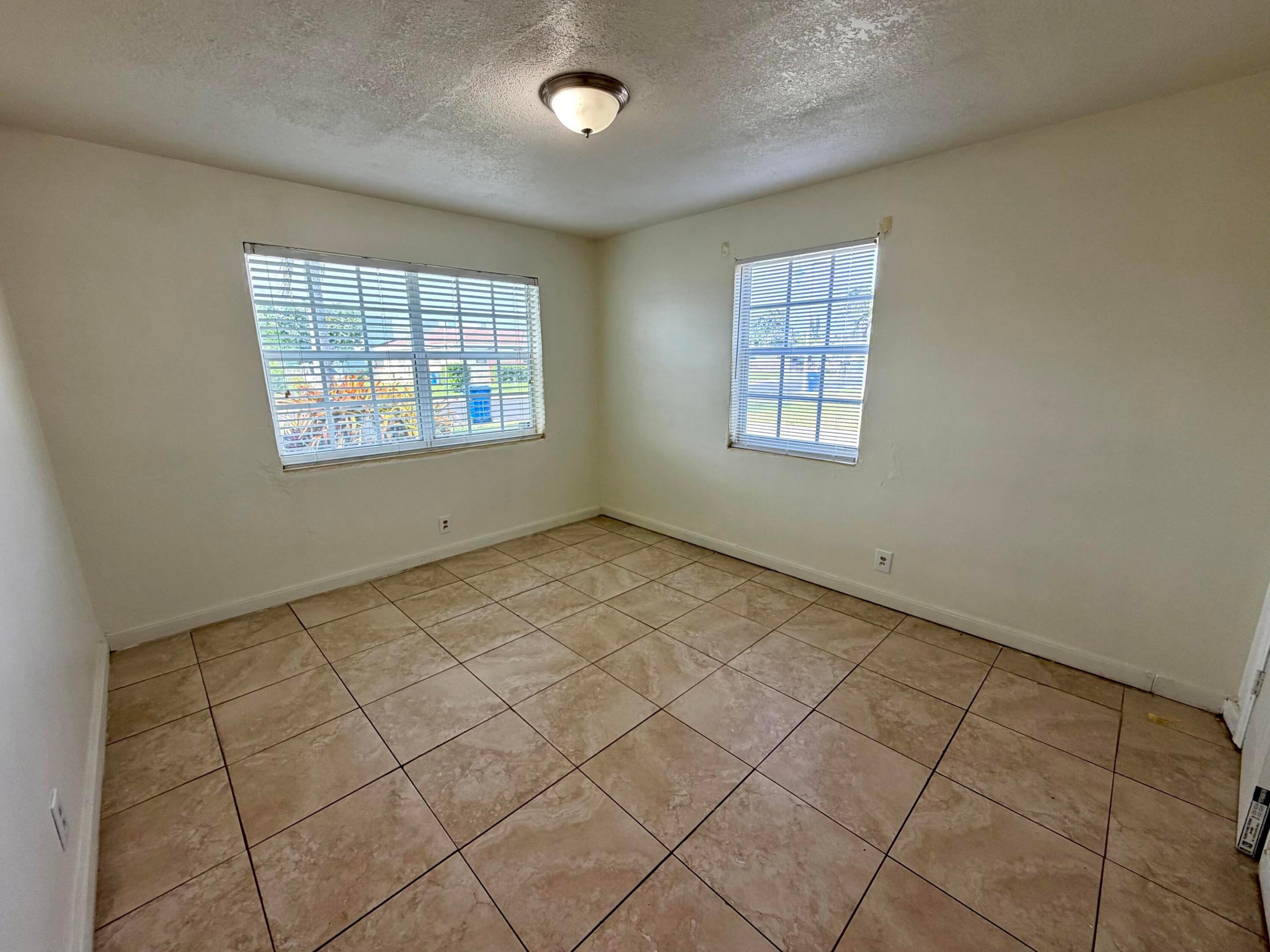 1061 W 4th Street Property Photo 4
