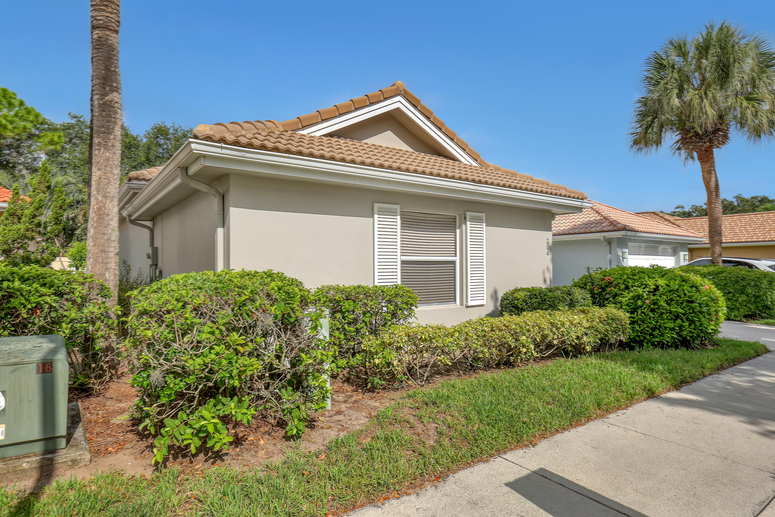 204 S Hampton Drive Property Photo 3
