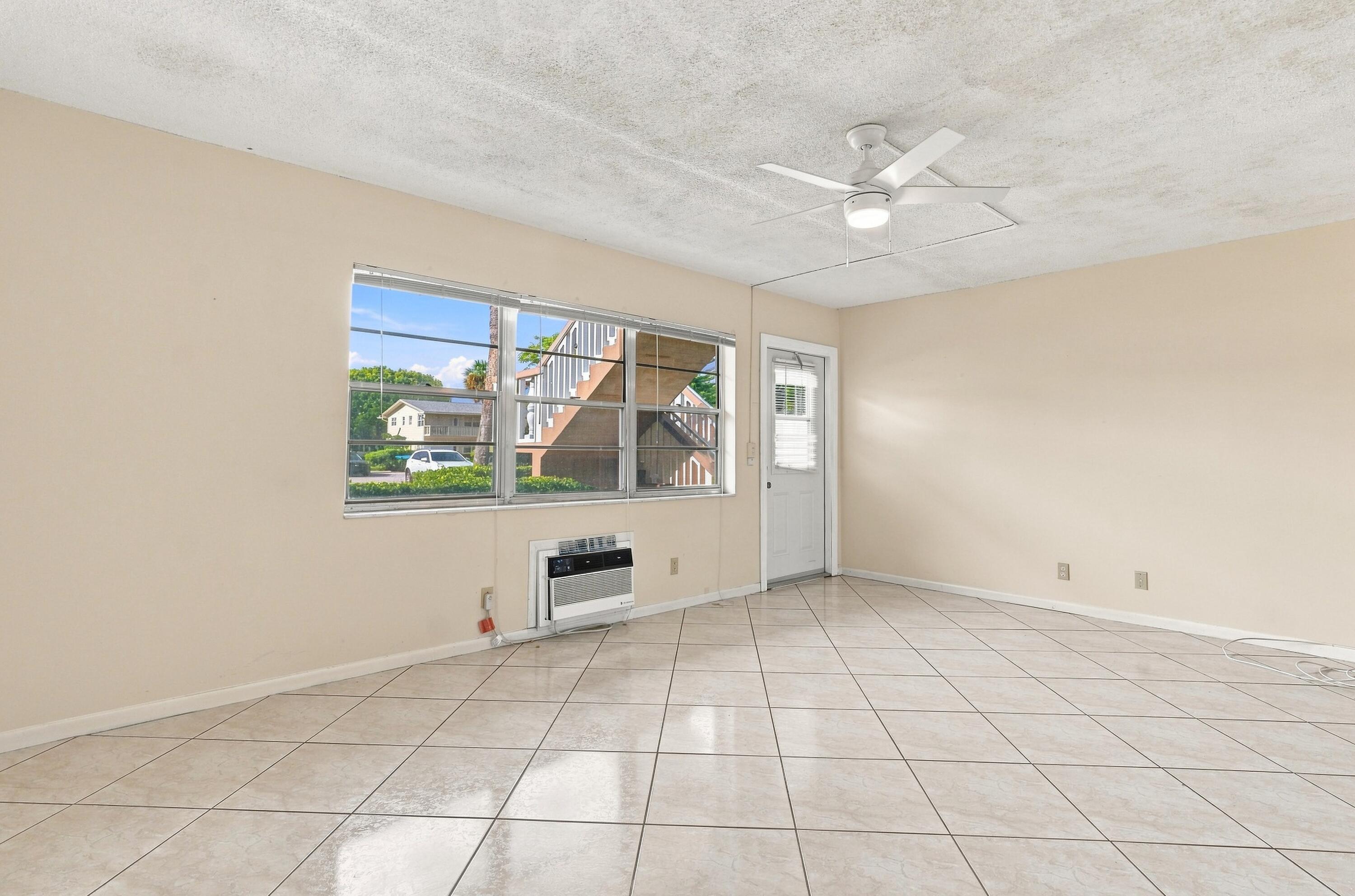 98 Norwich E Property Photo 6
