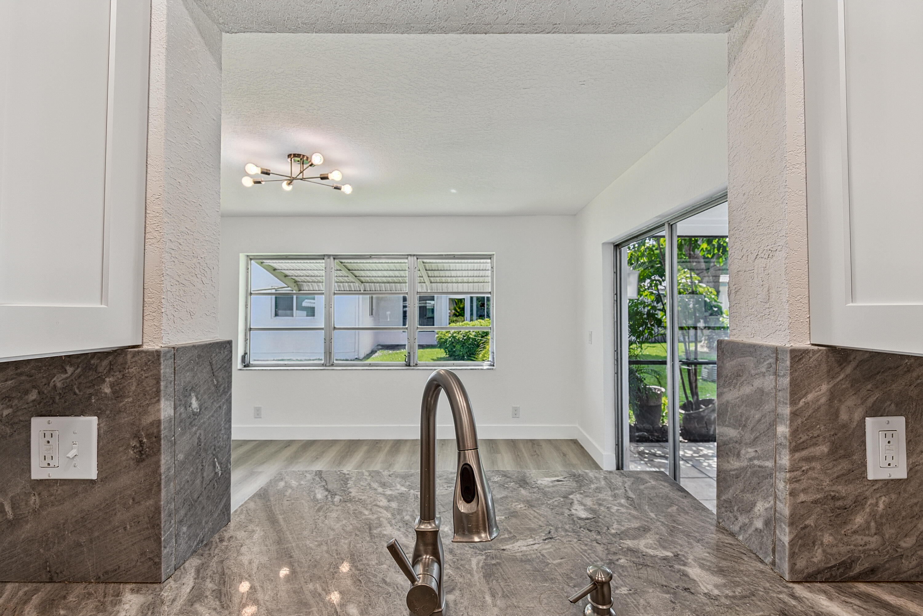 1190 Nw 90th Avenue Property Photo 6