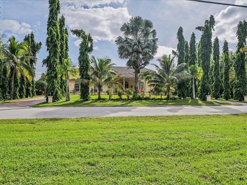 8671 155th Place N Property Photo 4