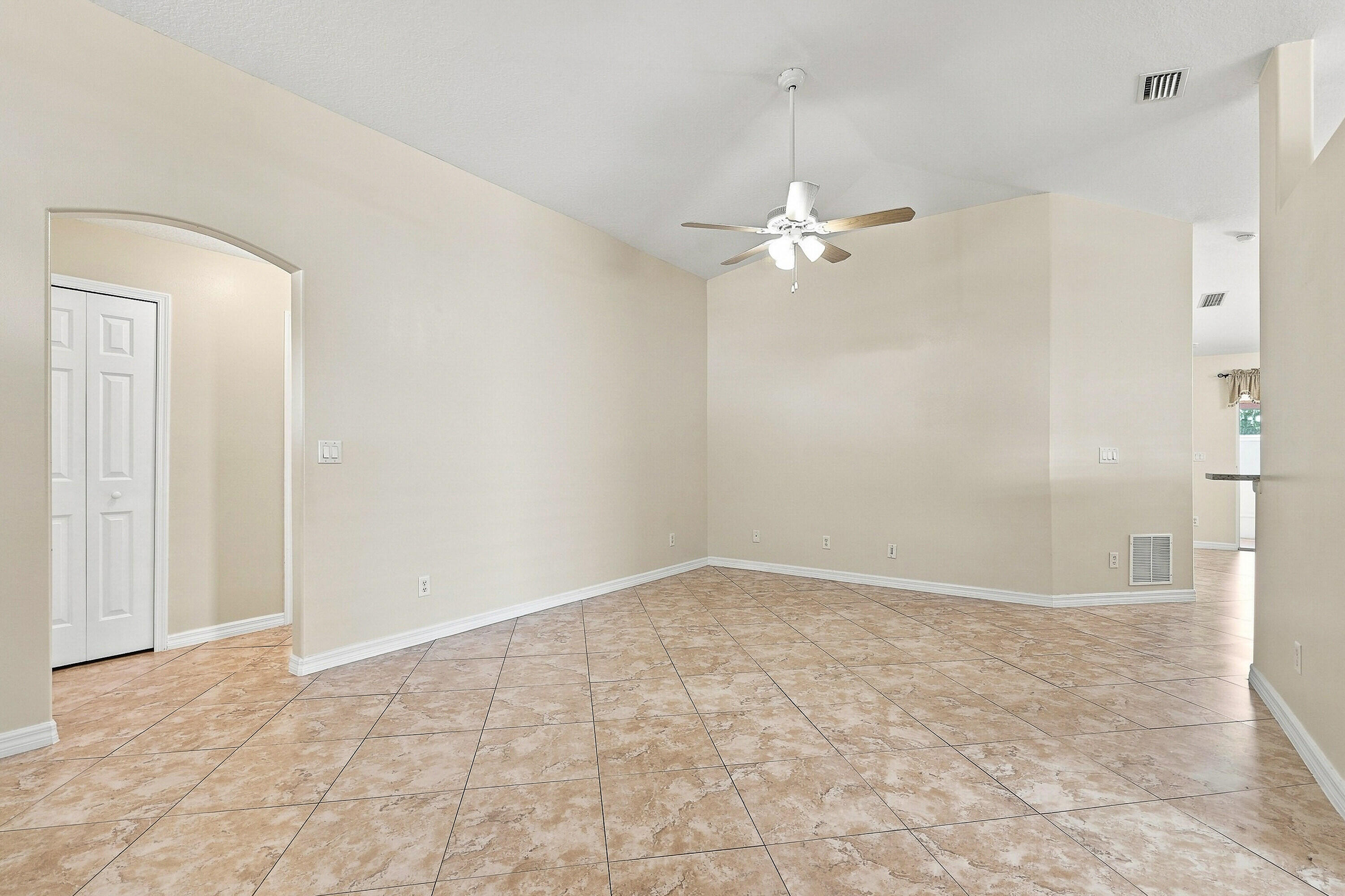 815 Greenleaf Circle Property Photo 6