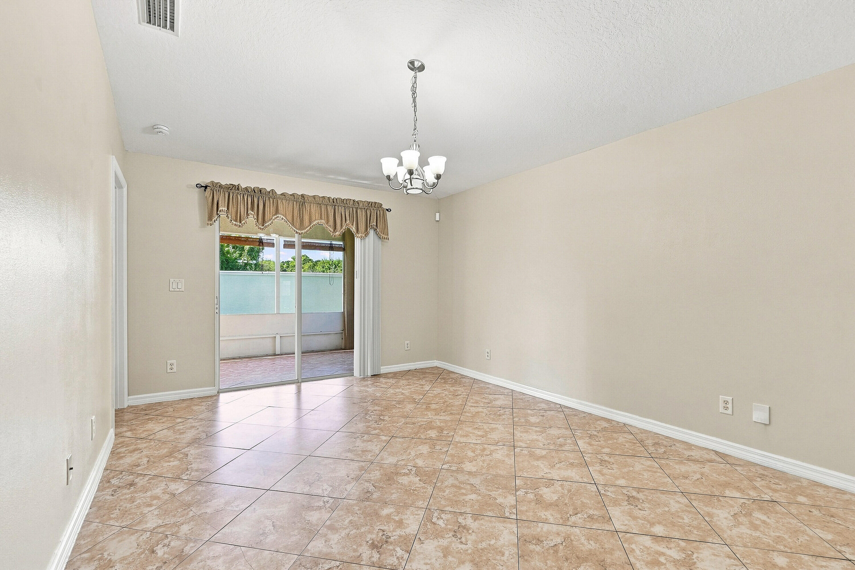 815 Greenleaf Circle Property Photo 7