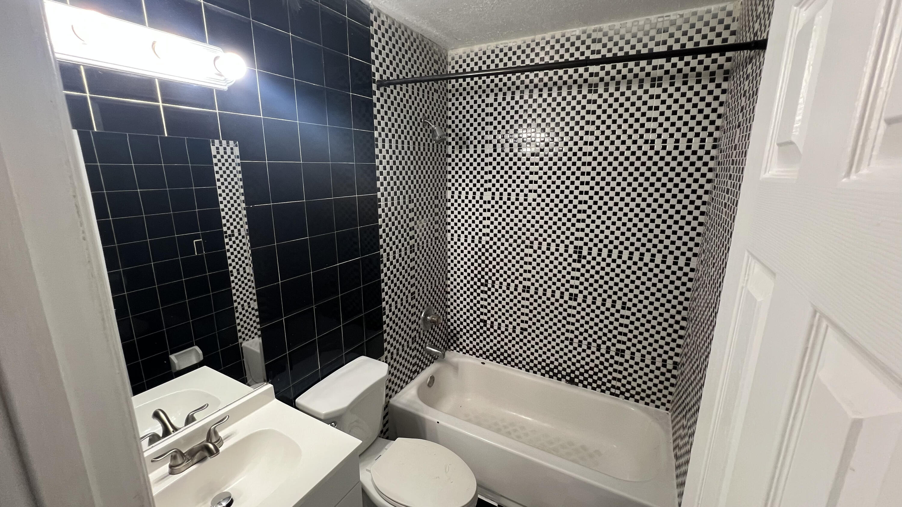 2421 Nw 8th Place Unit 2 Property Photo 8