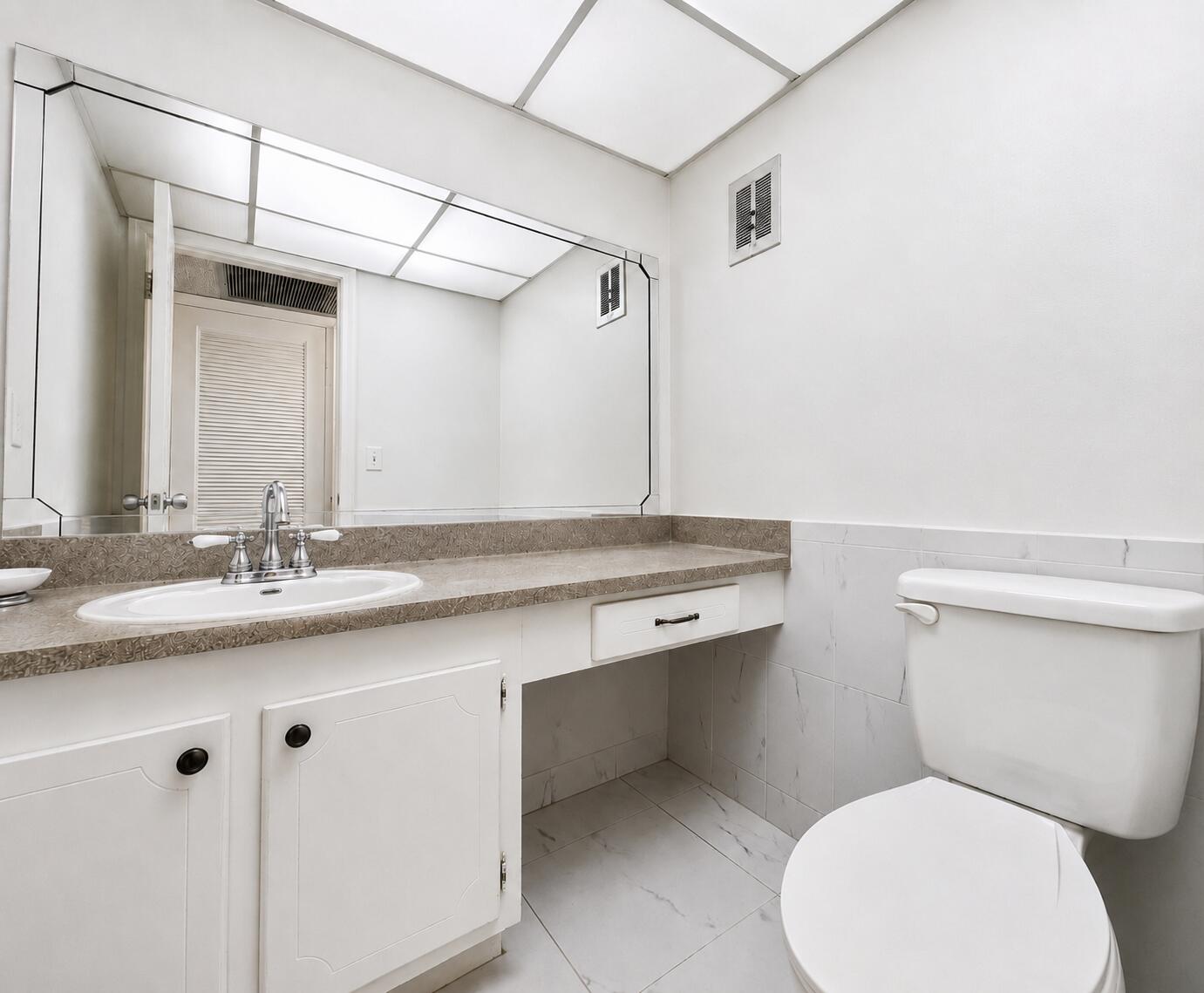 307 Greenbrier B Property Photo 5