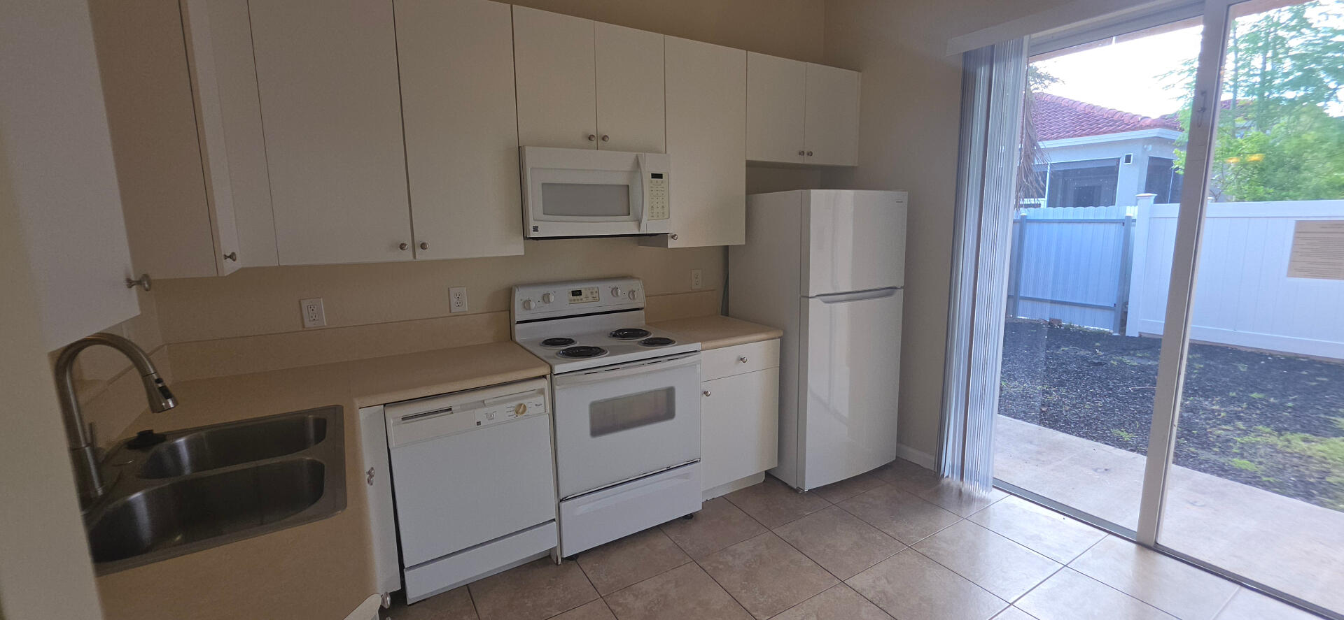 2110 Ne 37th Road Property Photo 2