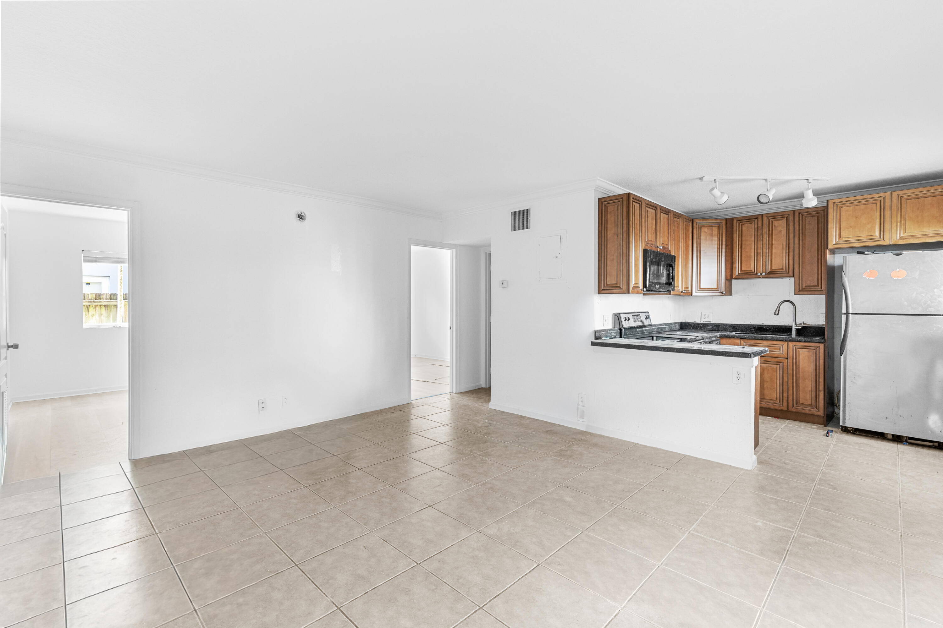 2655 Ne 8th Avenue 106 Property Photo 4