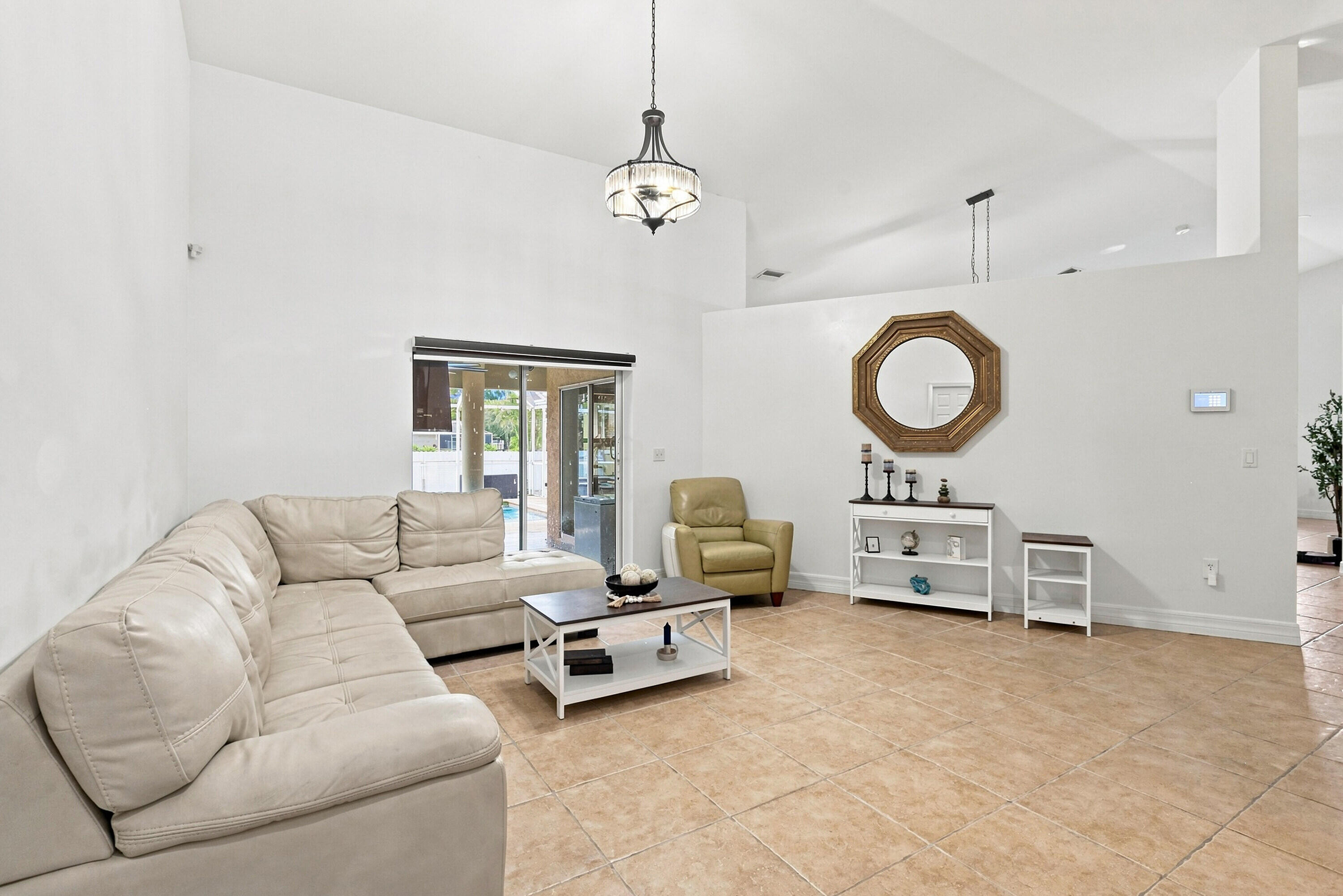 680 Manhattan Street E Property Photo 7