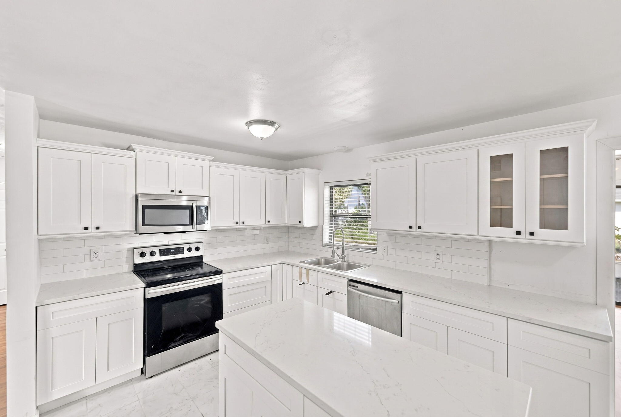 875 28th Avenue Property Photo 4